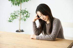梅雨に眠気や頭痛に襲われるのはなぜ？原因と対策