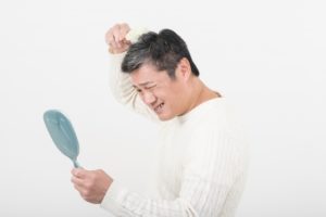 白髪を何とかしたいけど抜くのってアリ？増えるとかはげるとかが心配…
