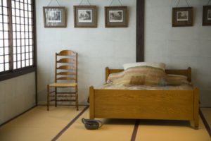 畳の上にベッドを置くのってありなの？へこみの予防・対処法は？