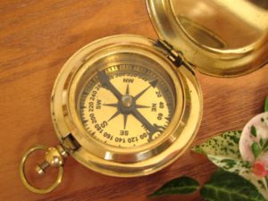 方位磁針の仕組みをかんたん解説！北を向く理由は？