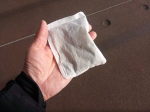 使い捨てカイロが温かくなるのはなぜ？原理・仕組みと中身は？