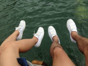 裸足にスニーカーってあり！？メリット・デメリットを解説